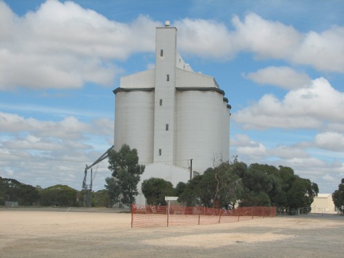 Wheat silos, Pinnaroo, South Australia Wheat silos, Pinnaroo, South Australia